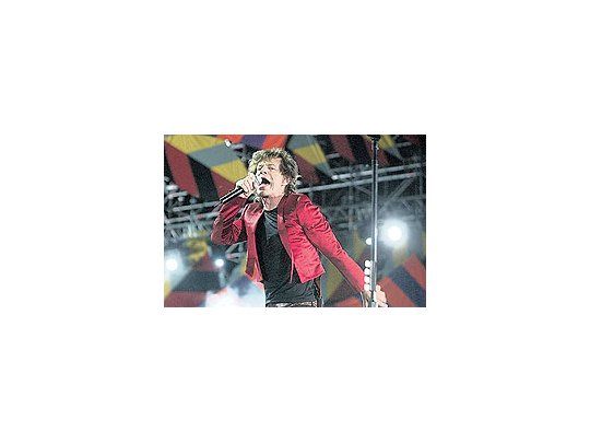 Mick Jagger arrancó con «Jumpin’ Jack Flash» y saludó a los 65.000 espectadores: «¡Hola Argentina,hola Buenos Aires, los extrañamos mucho!».