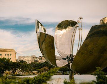 Después de dos años, la Floralis Genérica volverá a estar completa. Después de dos años, la Floralis Genérica volverá a estar completa.