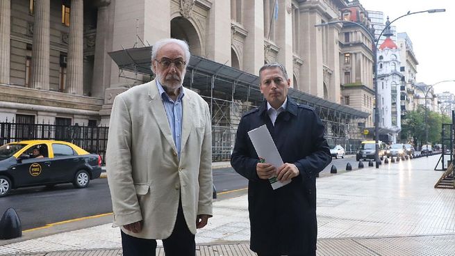 Amparo por Télam. Eduardo Barcesat y Fernando Grey en los tribunales.
