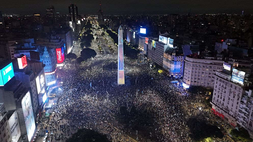 Miles de hinchas agradecieron al equipo en el Obelisco y el mundo tras la derrota contra España.