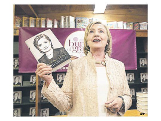 Hillary Clinton recorre EE.UU. para promocionar su libro y, como al pasar, desliza fuertes críticas a Barack Obama. Actúa ya como candidata.