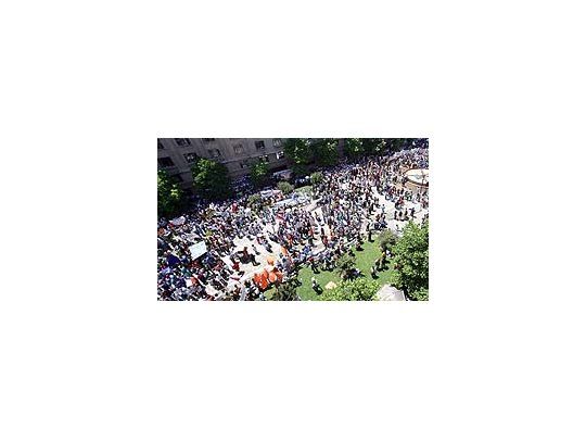 Manifestantes chilenos recorren las calles en reclamo de mejoras salariales