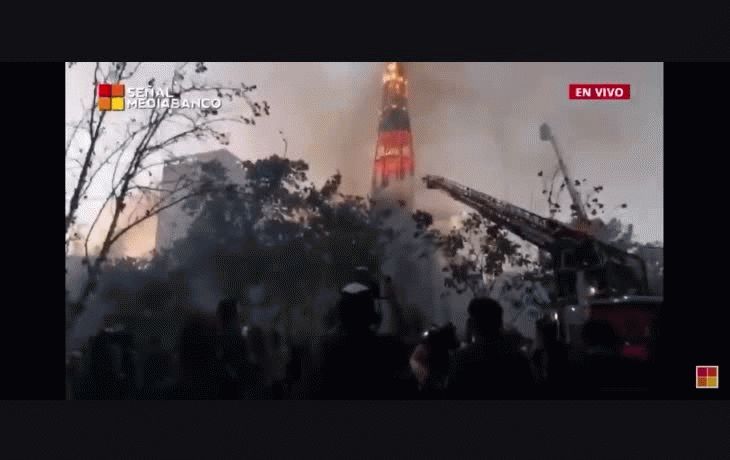 El momento en que la Iglesia de la Asunci&oacute;n cae producto del deterioro generado por el incendio.
