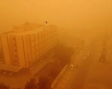 Escenas apocalípticas de Bagdad bajo la nube de arena.