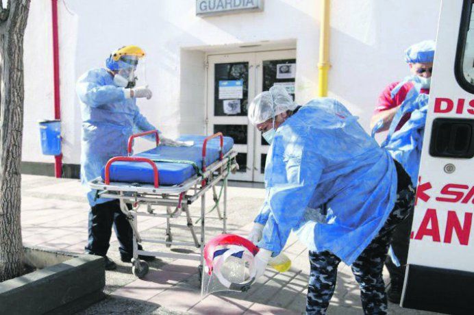 Colapso. En Neuquén hay unas cincuenta personas en guardias a la espera de una cama. El lunes falleció una mujer de 61 años que no logró acceder a terapia intensiva.