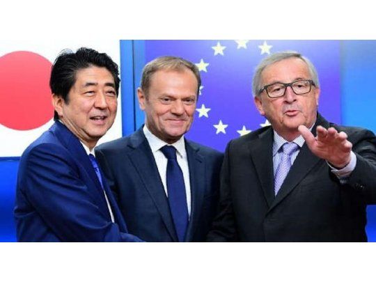 Abe junto a Donald Tusk y Jean-Claude Juncker.
