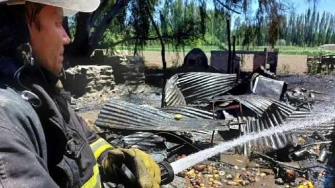 Bomberos tuvieron un arduo trabajo para apagar un incendio originado por un horno de barro
