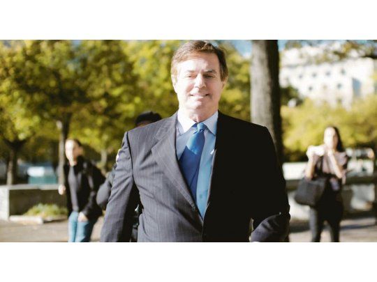 EN LA MIRA. Paul Manafort ayer, tras notificarse en Washongton de su procesamiento por doce graves cargos.