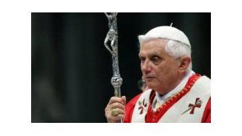El papa Benedicto XVI sigue de cerca y está muy dolorido por los actos de pedofilia.