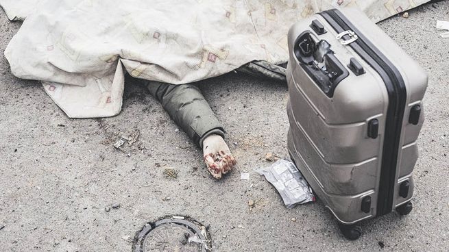 ESPANTO. El cadáver de una mujer ucraniana yace en una calle del barrio de Irpin, en los alrededores de la capital ucraniana, luego de bombardeos rusos. Un video mostró el momento del ataque.