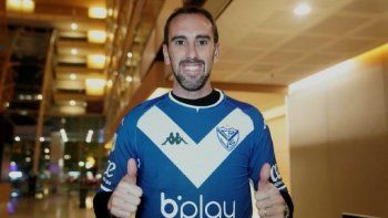 godin se fue a espana para tratar su rodilla antes de mundial de qatar