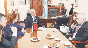 Más temprano, las autoridades provinciales -con el gobernador, Martín Buzzi- junto con Alicia Castro recibieron a los enviados del Reino Unido.