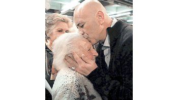 ámbito.com | ¿Afrancesado? JorgeTelerman hizo una exhibiciónde sus sentimientosabrazando a una dama de99 años en el acto decampaña en Palermo deayer. Ahora va a Lugano aofrecer un hospital.