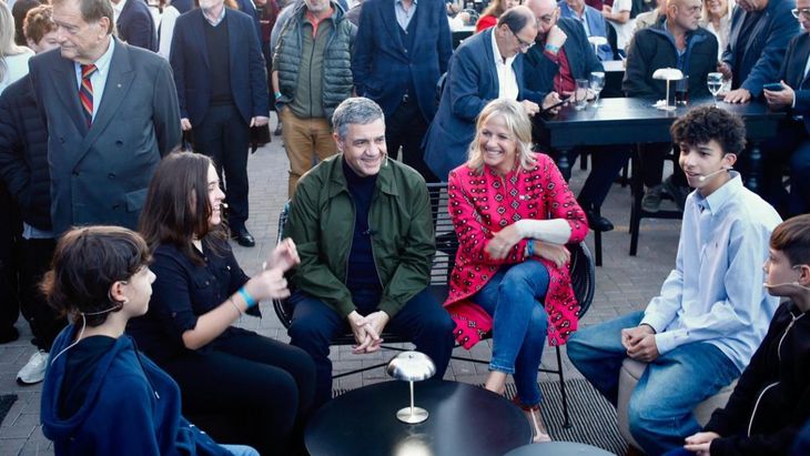 Jorge Macri junto a Mercedes Miguel en compañía de los jóvenes inscriptos en el centro TUMO de Núñez. Jorge Macri junto a Mercedes Miguel en compañía de los jóvenes inscriptos en el centro TUMO de Núñez.