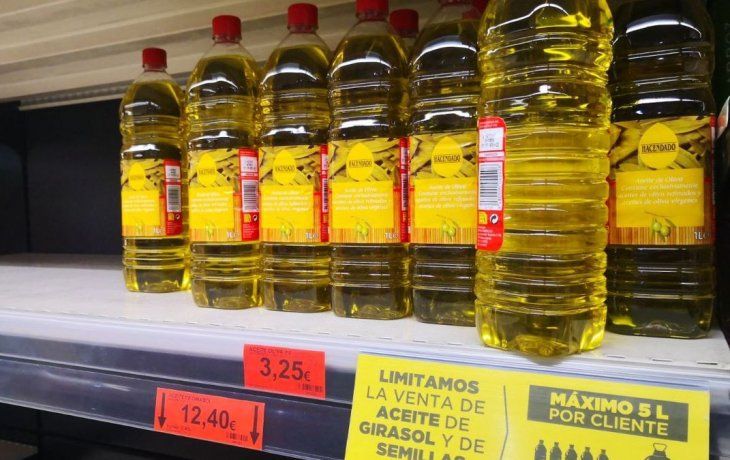 Desde enero de 2021, en el área del euro el aceite es ahora un 34% más caro, y los cereales y los lácteos y huevos son un 12% y 13% respectivamente. En España, la escalada de precios se muestra más grave.