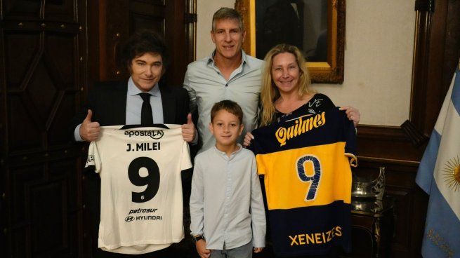 Ambos posaron con camisetas, junto al hijo del DT y la secretaria general Karina Milei.