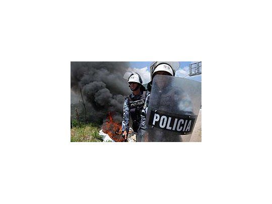 Policías hondureños en medio de una manifestación.