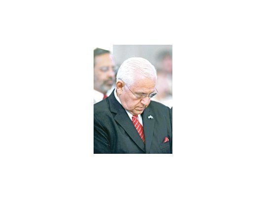 El ex presidente de facto de Honduras Roberto Micheletti, ayer en misa.