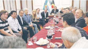 Daniel Scioli, Fernando Espinoza y Julián Domínguez con intendentes y exintendentes, con varias butacas vacías, en una de las múltiples juntas del peronismo en asamblea full time.