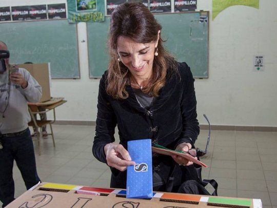 La precandidata a gobernadora por el el frente peronista Juntos, María Eugenia Bielsa vota durante las PASO que se desarrollan en Santa Fe.&nbsp;