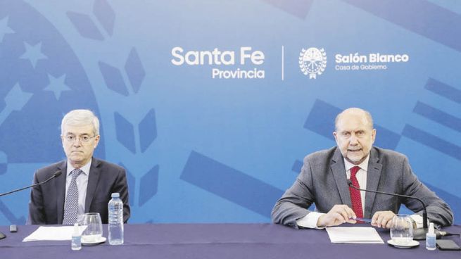 avance. Walter Agosto y el gobernador Omar Perotti presentaron ayer los lineamientos centrales del Presupuesto 2022.