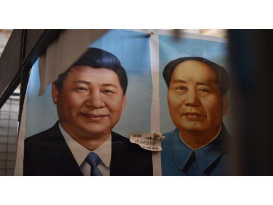 CULTO. Xi Jinping y Mao Zedong, en un afiche visible en un mercado pequinés. Impacta la acumulación de poder del actual presidente chino.