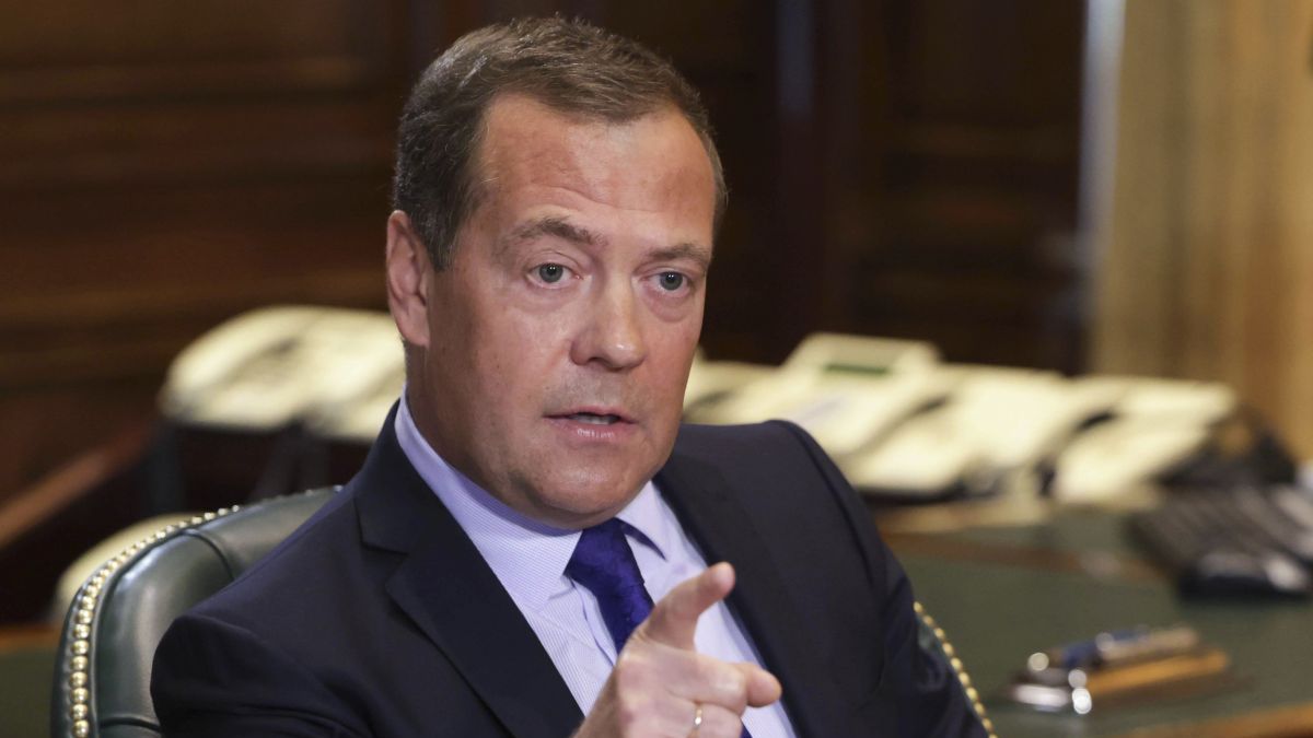 The claim to the United Kingdom for the Falklands of a former Russian president: Hypocrites
