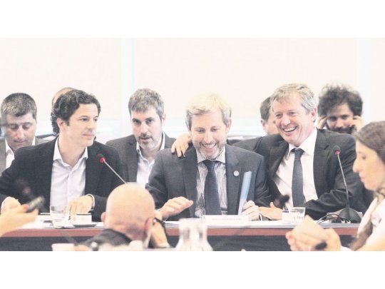 amigos. Luciano Laspina, jefe de la Comisión de Presupuesto y Hacienda, recibió a Rogelio Frigerio en el anexo de Diputados. El ministro del Interior se ganó un abrazo del peronista Emilio Monzó, presidente de la Cámara.