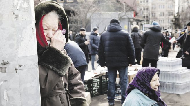 DESPEDIDA. Una anciana se seca las lágrimas mientras aguarda ser evacuada de Kiev, donde se espera que las tropas rusas lleguen pronto. Al menos el 50% de la población ya abandonó la capital.