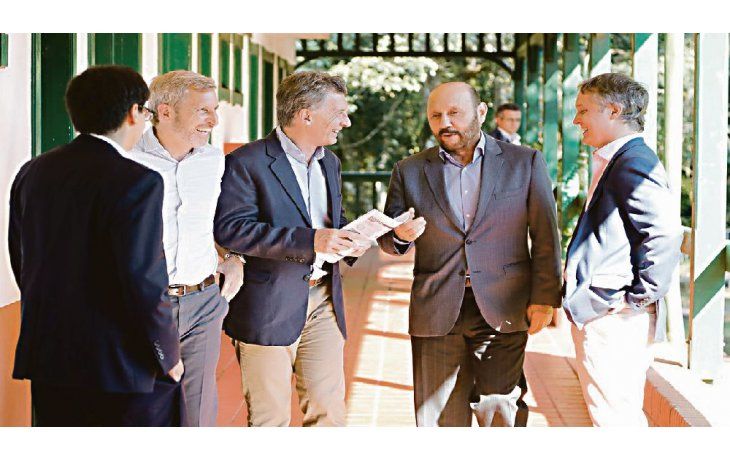 ámbito.com | Ronda. Macri desplegó ayer en Iguazú una ronda de encuentros individuales con Insfrán, Passalacqua (el anfitrión), Peppo y Valdés. La gira regional proseguirá hoy con el lanzamiento de una nueva etapa del Plan Belgrano en Resistencia.