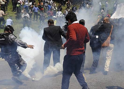 Bombas de gas lacrimógeno que llegaron muy cerca del mandatario ecuatoriano