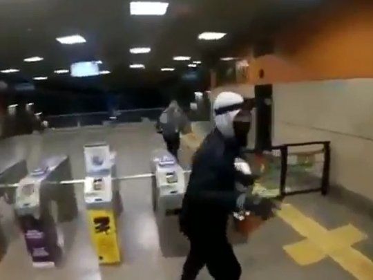 El grupo de atacantes estaba conformado por 20 personas, en su mayoría encapuchadas.
