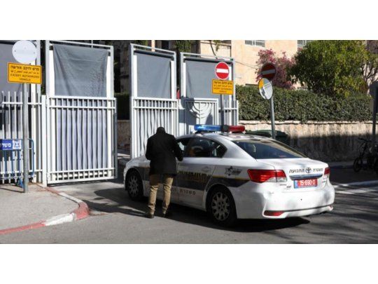 La Policía durante el ingreso a la residencia del primer ministro de Israel, Benjamín Netanyahu.