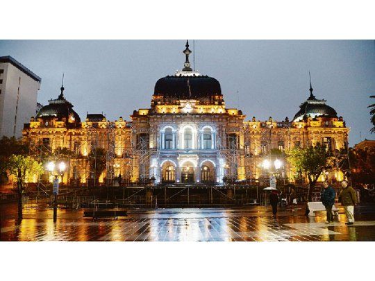 Faustos. Por pedido expreso del gobernador Juan Manzur, la Casa de Gobierno fue engalanada con un set de luces que conforman una bandera argentina.