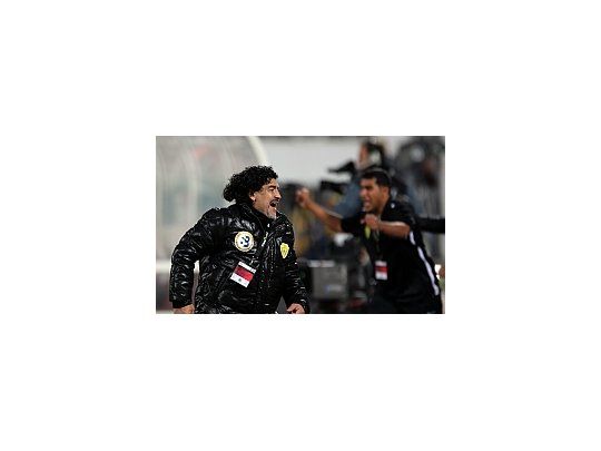 Maradona festeja con sus asistentes una nueva victoria.