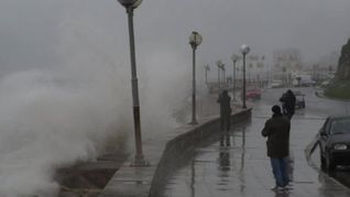 Un ciclón extratropical provocó inundaciones, destrozos, evacuados y olas de hasta siete metros en distintas localidades bonaerenses. Hubo cortes de luz, rescates y suspensión de actividades marítimas. Un ciclón extratropical provocó inundaciones, destrozos, evacuados y olas de hasta siete metros en distintas localidades bonaerenses. Hubo cortes de luz, rescates y suspensión de actividades marítimas.