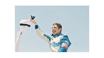 Fabián Yannantuoni festeja en el podio su consagración en la clase mayor del Turismo Nacional.