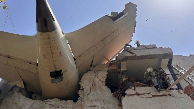 Un avión se estrelló tras despegar en India