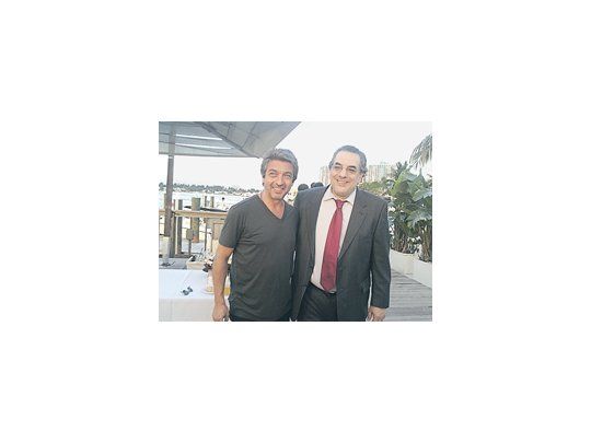 Ricardo Darín junto al cónsul argentino en Miami, Miguel Talento, antes de la proyección de «Un cuento chino» en el Festival Internacional de Cine de Miami.