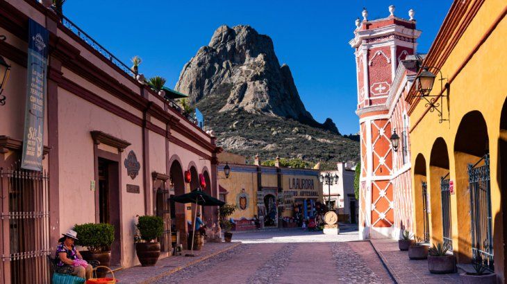 El principal atractivo es subir —o al menos acercarse— a la Peña de Bernal por medio de recorridos a diferentes momentos del día que permiten siempre tener un paisaje diferente El principal atractivo es subir —o al menos acercarse— a la Peña de Bernal por medio de recorridos a diferentes momentos del día que permiten siempre tener un paisaje diferente