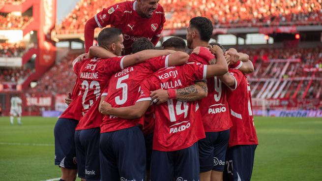 Festejo Rojo. Independiente ganó en el debut.