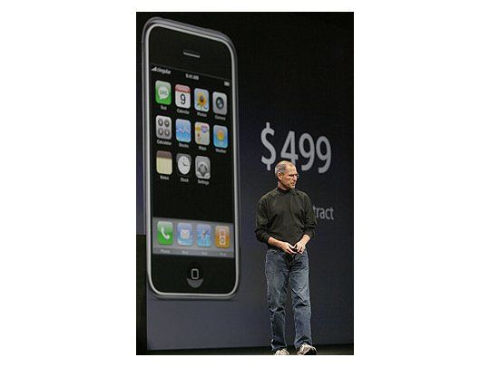 Steve Jobs, presentó el teléfono móvil con pantalla táctil que combina una serie de aplicaciones, como el reproductor musical iPod.