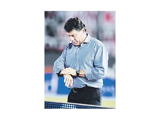 Miguel Angel Brindisi mira el reloj en cancha de River. La derrota hizo que tomara la decisión de dejar Huracán.