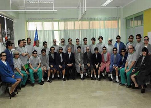 Los 33 mineros junto al presidente Piñera.