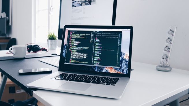 Ashley Qualls creó su propio sitio web a los 14 años y con su creatividad logró atraer a millones de usuarios y construir una fortuna.