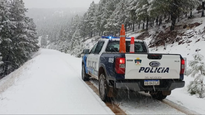 Efectivos policiales de Neuquén operan en los caminos nevados de la provincia.