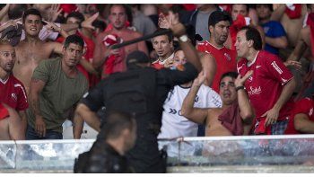 La Policía pegándole a los hinchas de Independiente.