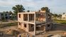 Work progress in Greater Buenos Aires: The structure takes shape with the daily effort of the bricklayers, transforming the plan into reality