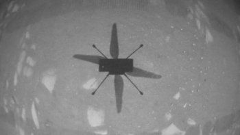 La primera foto del Ingenuity volando en Marte.