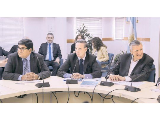 Sin massa. Miguel Pichetto y José Luis Gioja recibieron ayer a siete gobernadores del PJ en la sede del CFI de Capital Federal.
